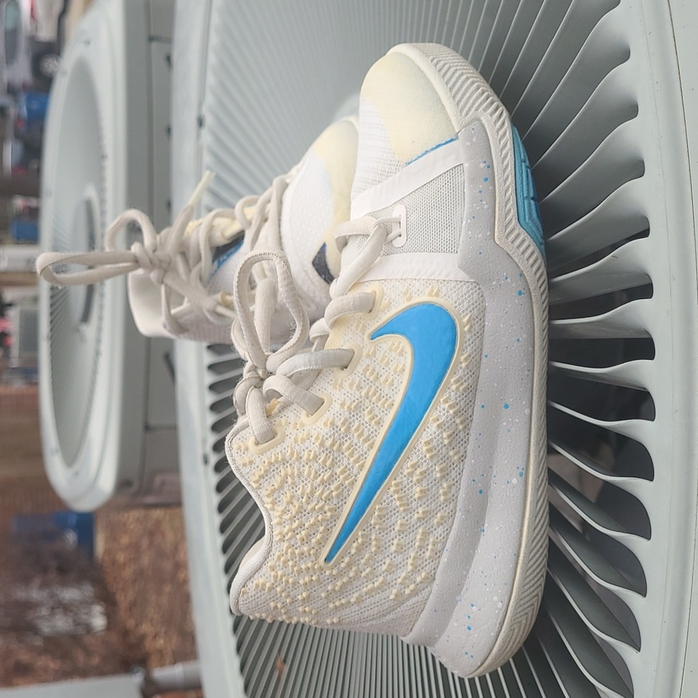 Nike Kyrie 3 kids Size 11c